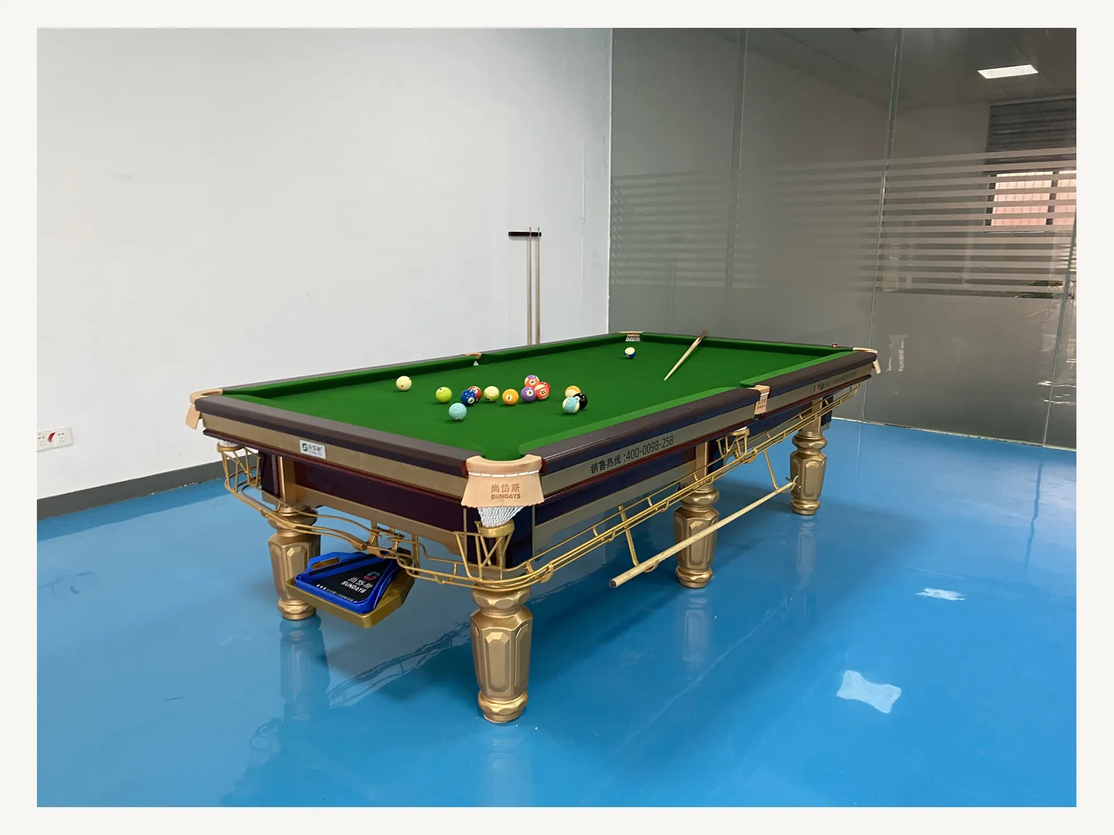 A7 luxury nine-foot Chinese eight-ball table with six sculpted gold-tone legs
